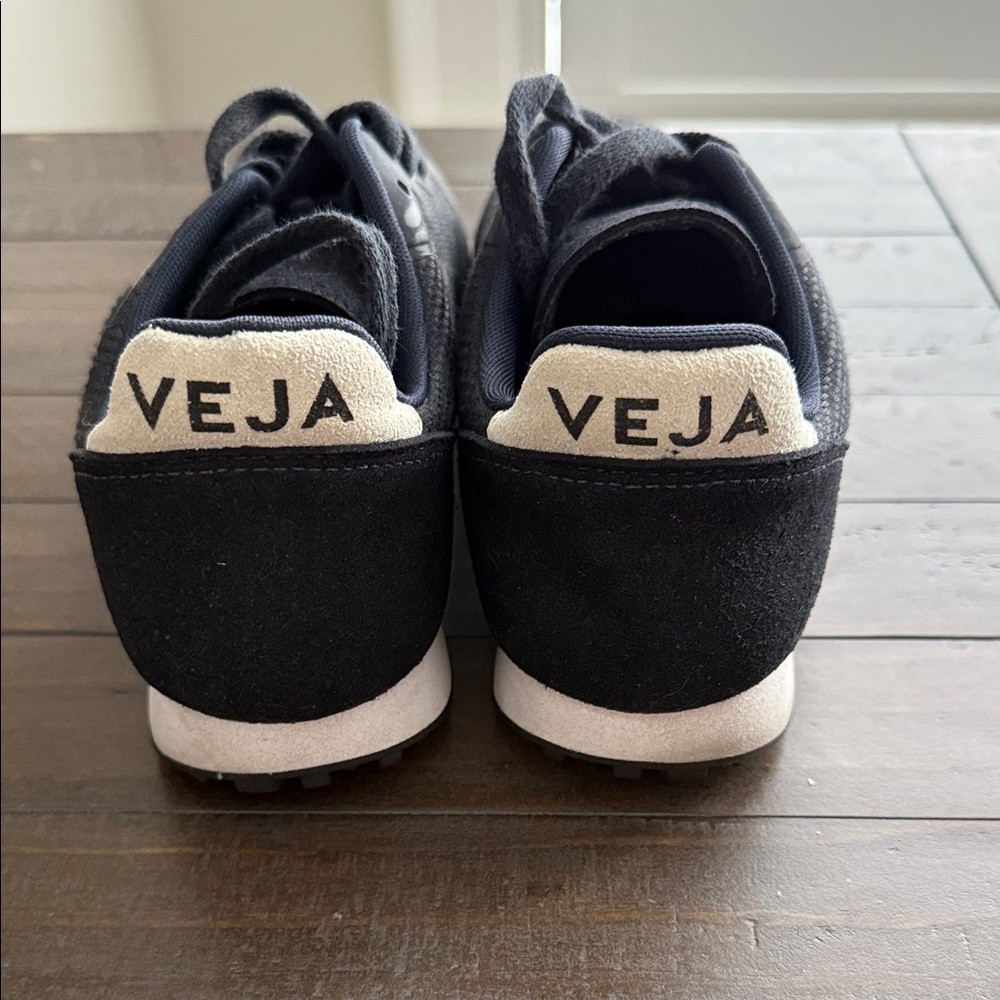 Veja Black and White Low-Top Sneakers - Picture 2 of 3